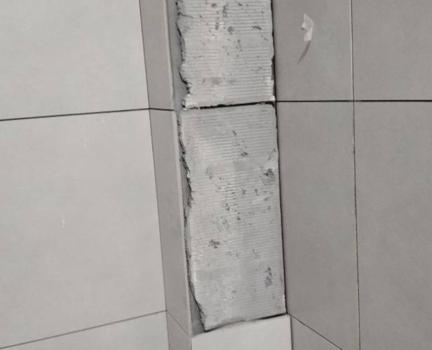 铜陵市瓷砖空鼓维修公司分享下瓷砖施工前基层浇水润湿程度不足，可能导致以下问题